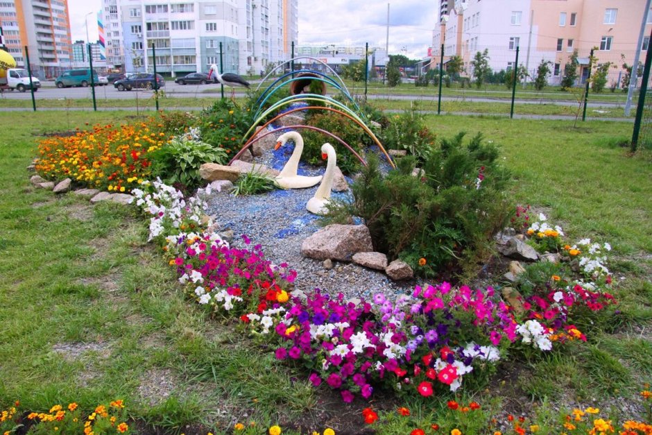 Клумбы на детской площадке