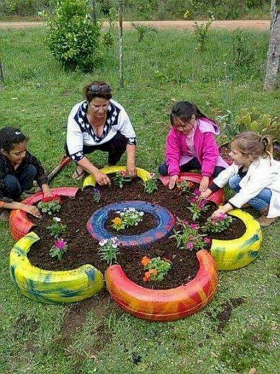 Клумба тележка с цветами