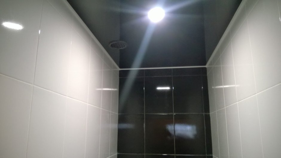 Черный потолок в туалете