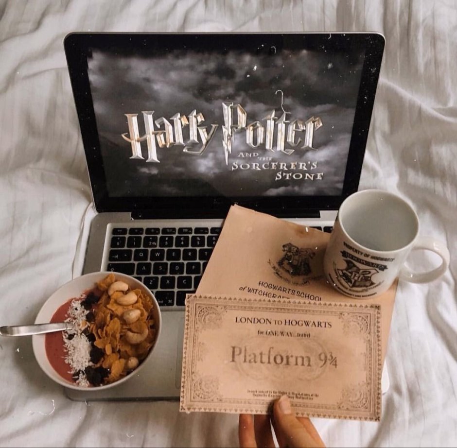 Кофе и книга Гарри Поттер