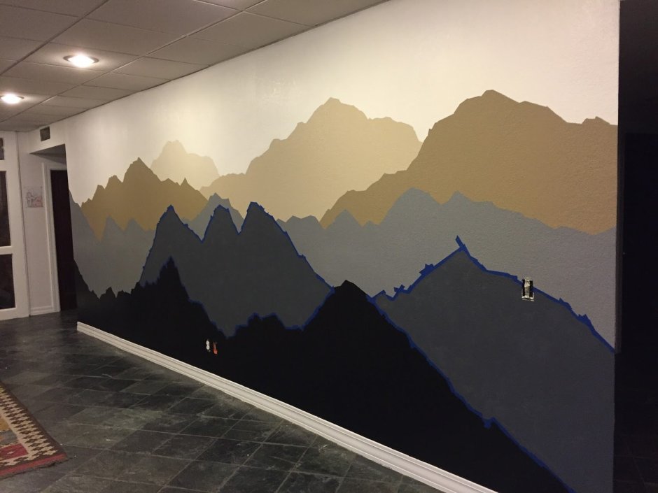 Стилизованные горы на стене