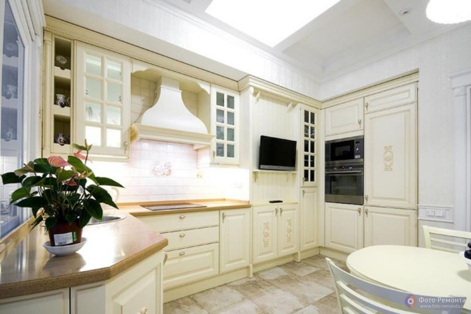 Кухня в классическом стиле светлая с телевизором