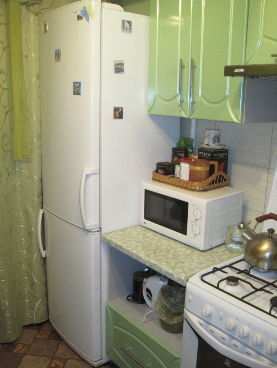 Газовая плита рядом с холодильником