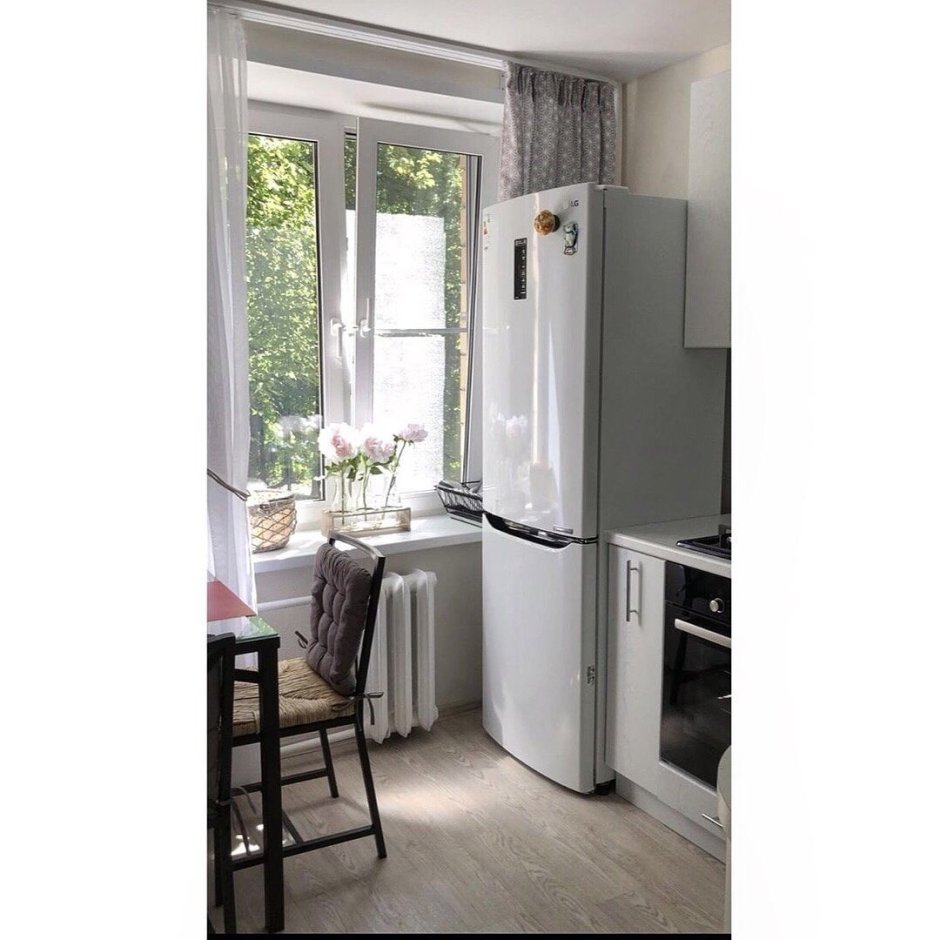 Маленькая кухня с холодильником у окна