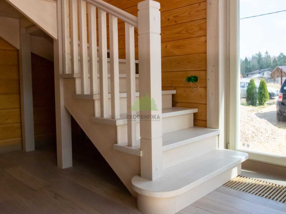 Крашеные деревянные лестницы