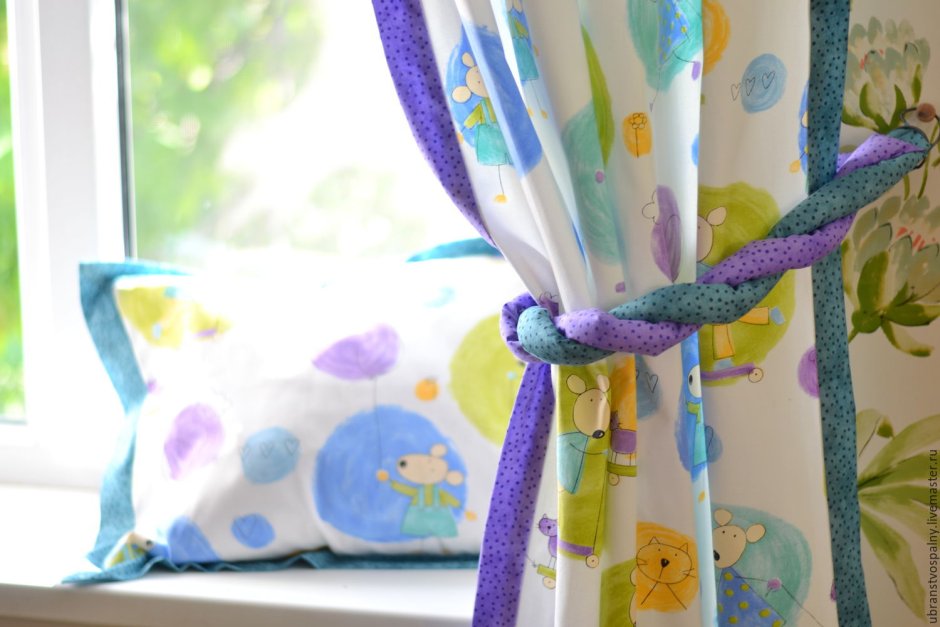 Шторы розовые в горошек