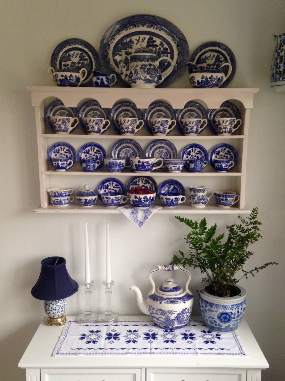 Синяя посуда в интерьере кухни