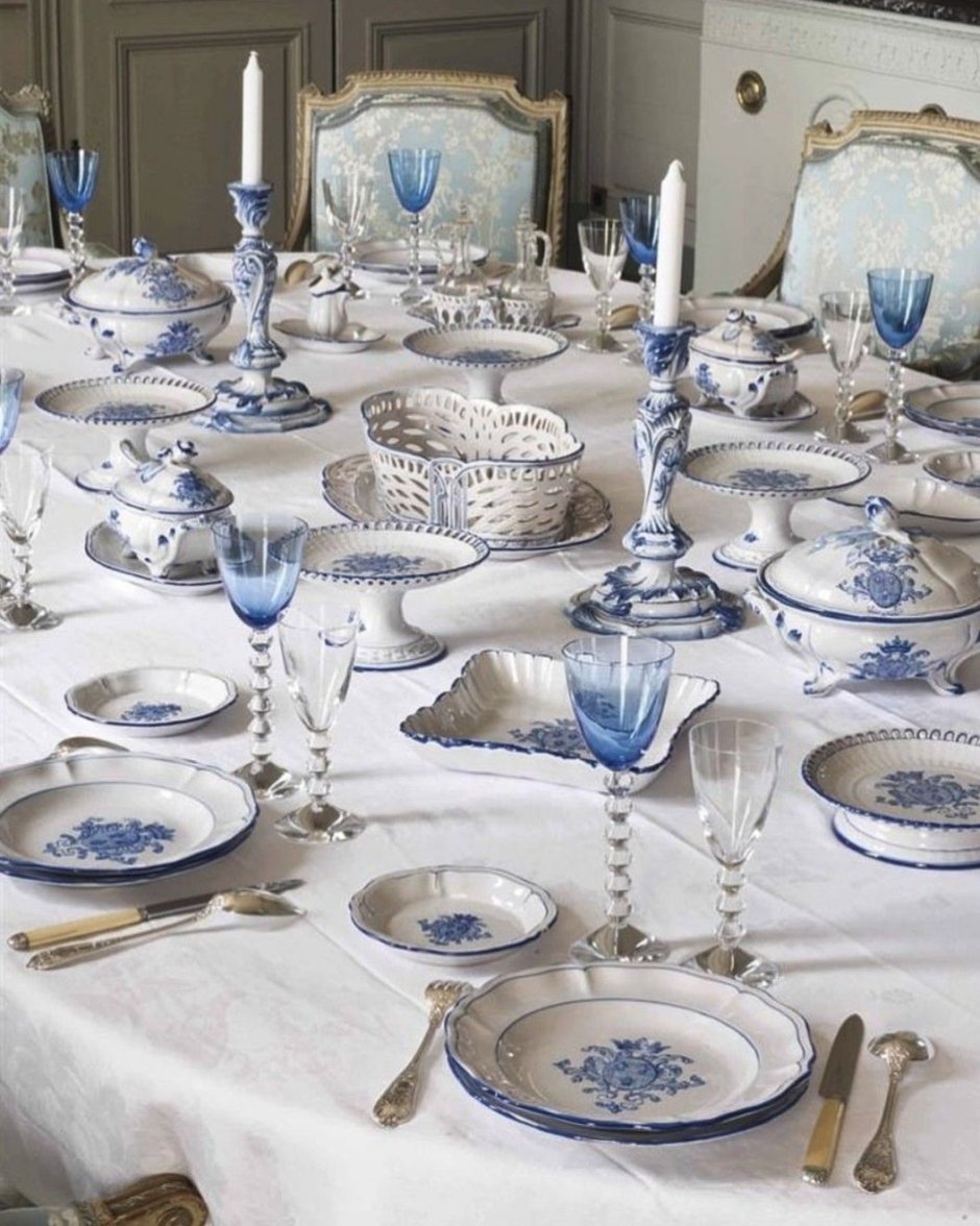 Голубая посуда украсит стол