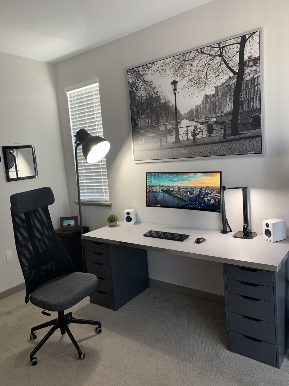 Комната с компьютерным столом
