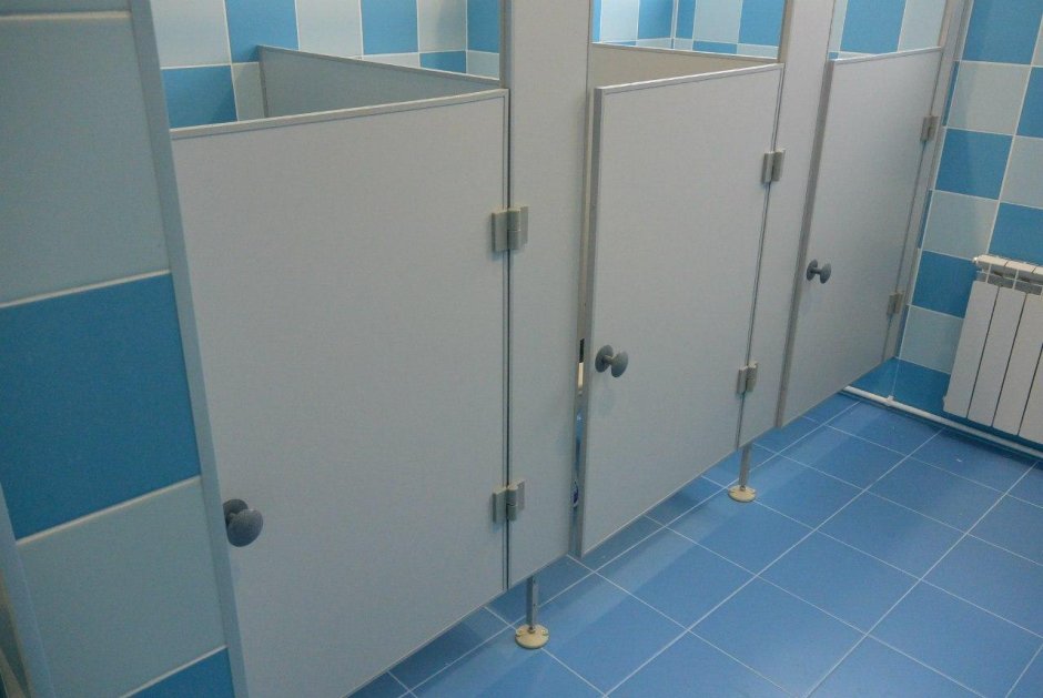 Шкаф в туалете за унитазом