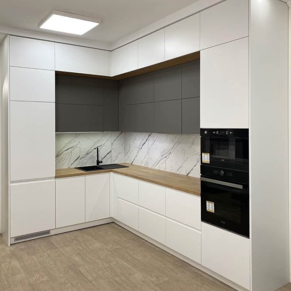 Кухня двухуровневая угловая в современном стиле бело серая