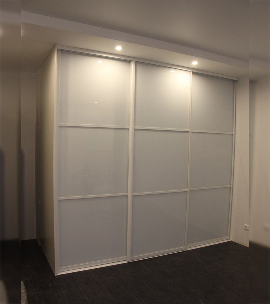 Белые шкафы со стеклами прозрачными