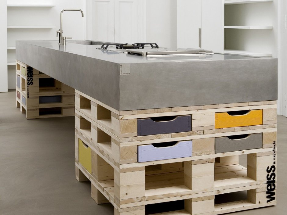 Кухонная мебель из деревянных поддонов