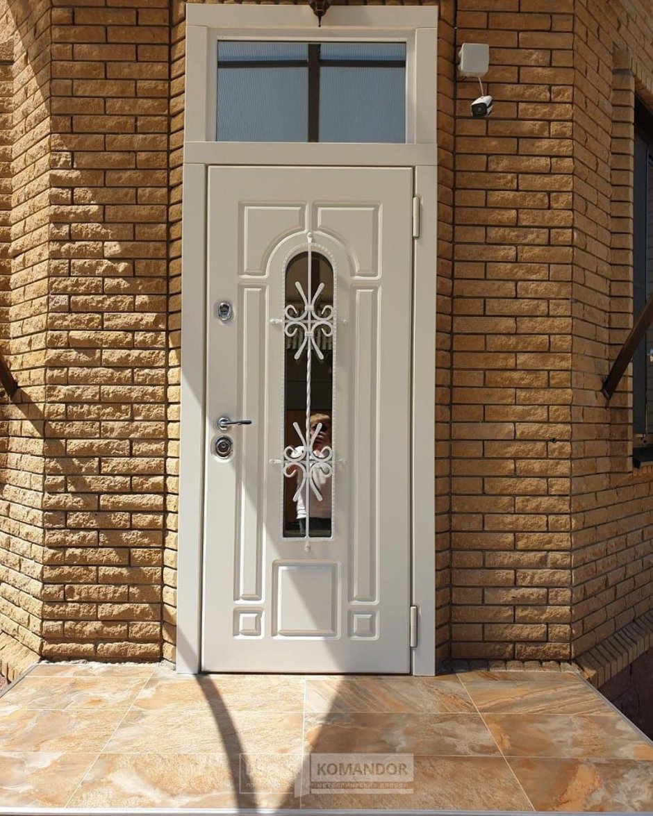 Белая входная дверь в дом