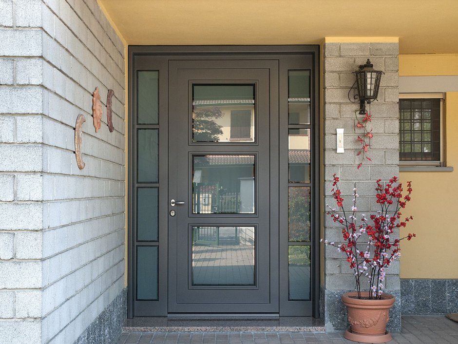 Алюминиевые входные двери в частный дом