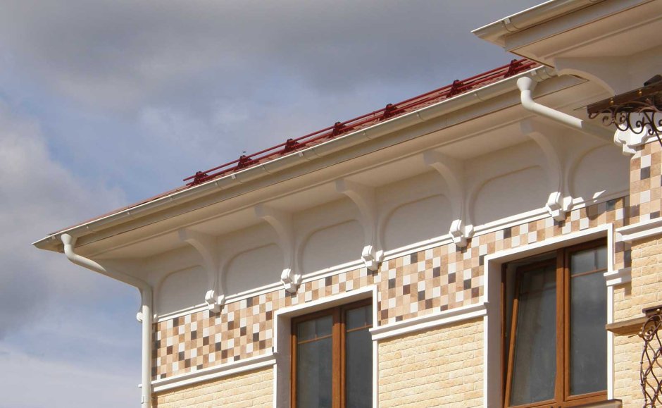 Карниз на фасаде дома