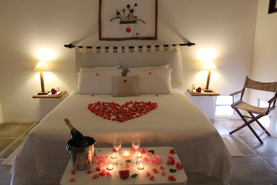 Красивая спальная комната романтично молодая пара