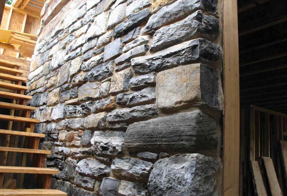 Стена из натурального камня