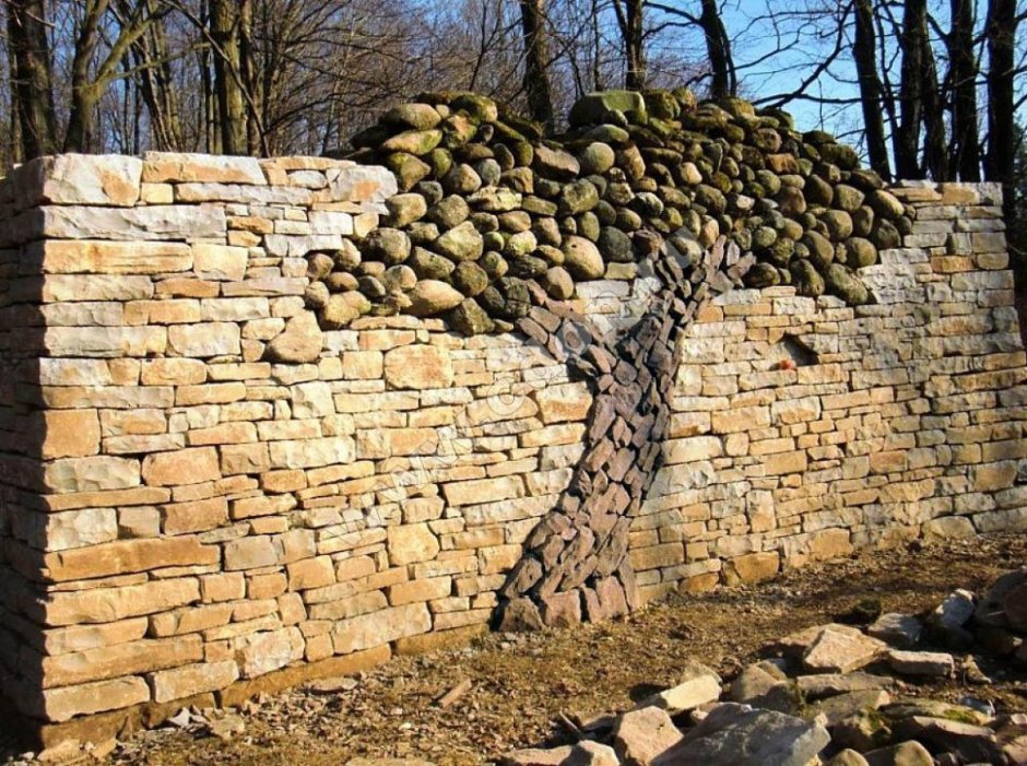 Забор из дикого камня