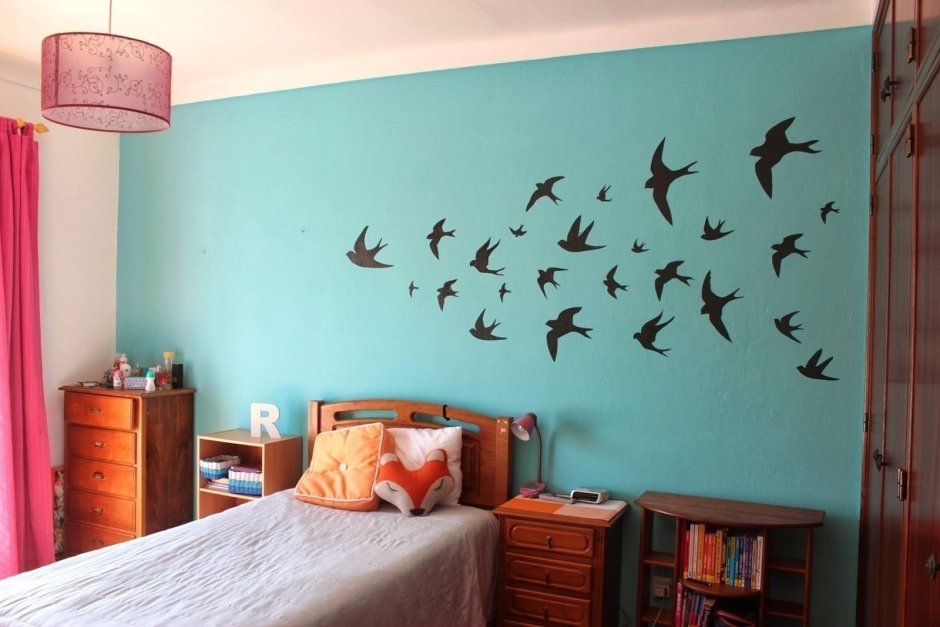 Птички на стене в интерьере