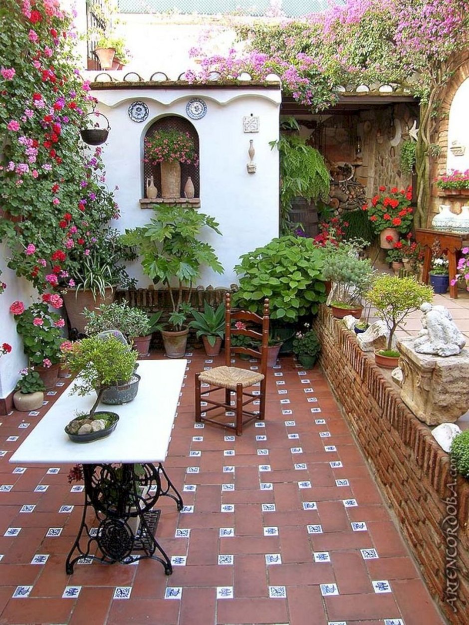 Патио внутренний дворик в саду Испании