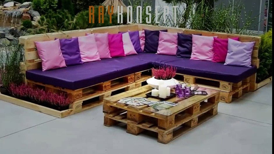 Угловой диван для сада из поддонов
