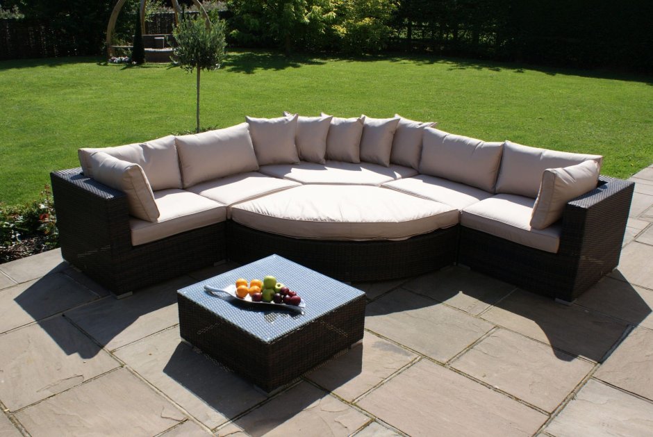 Угловой диван для сада