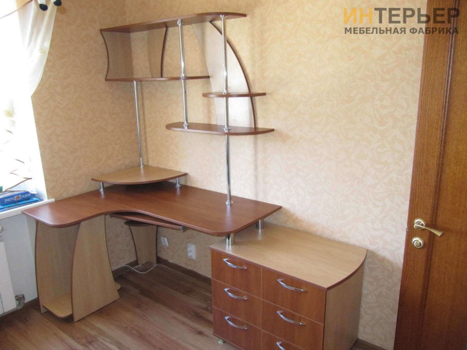 Угловой компьютерный стол на кухне