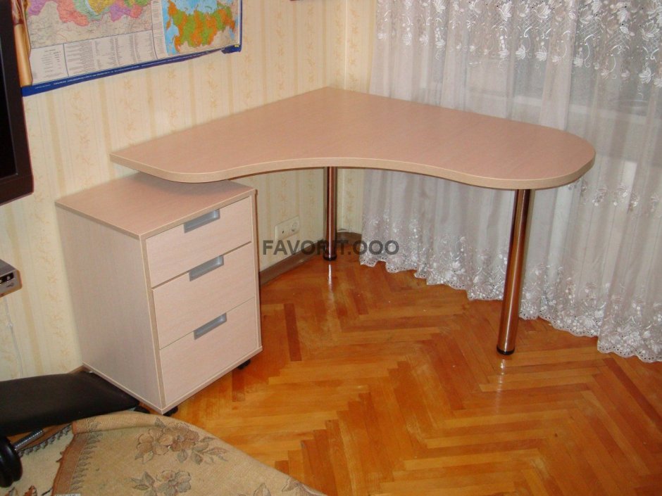 Угловой стол на ножках