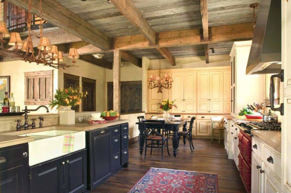 Потолок на кухне в деревенском доме
