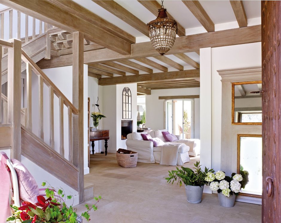 Интерьер дома в стиле Прованс с лестницей