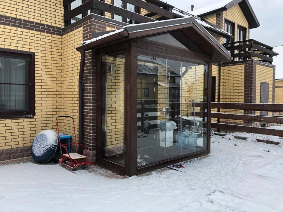 Тамбур из стеклопакетов в частном доме