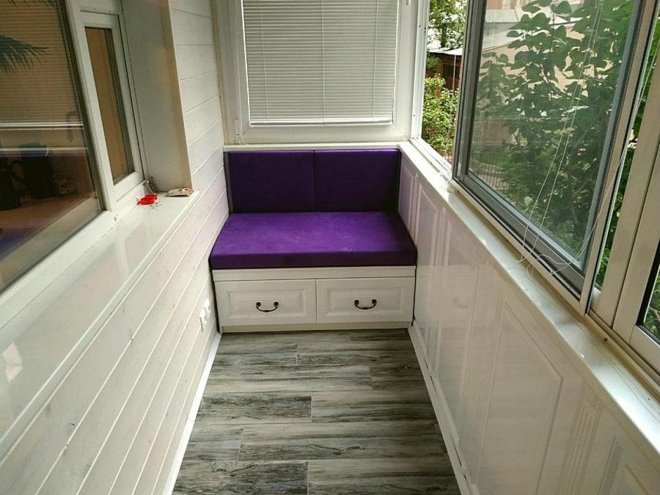 Шкаф на балкон с сиденьем