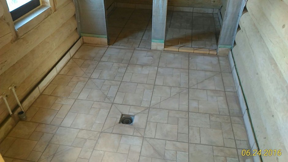 Плитка в бане в помывочной на полу