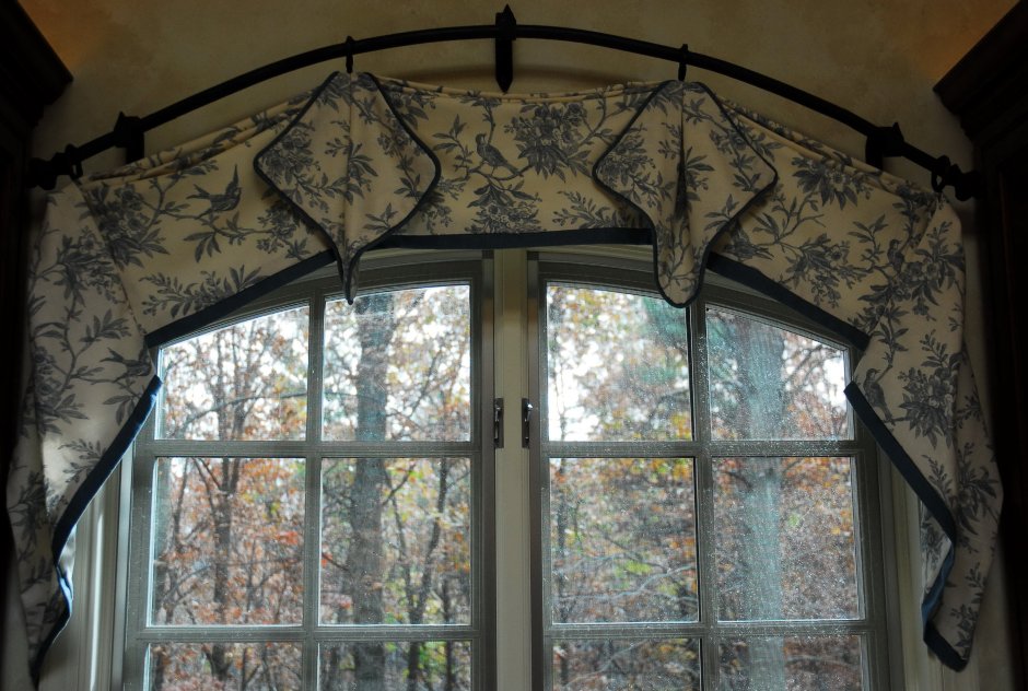 Ламбрекен на арочное окно