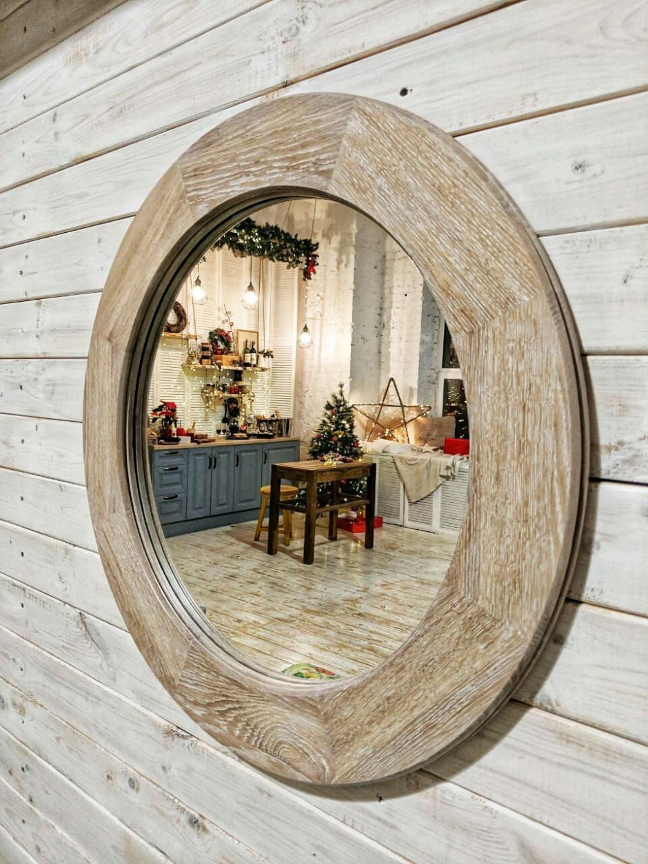 Зеркало на деревянной основе