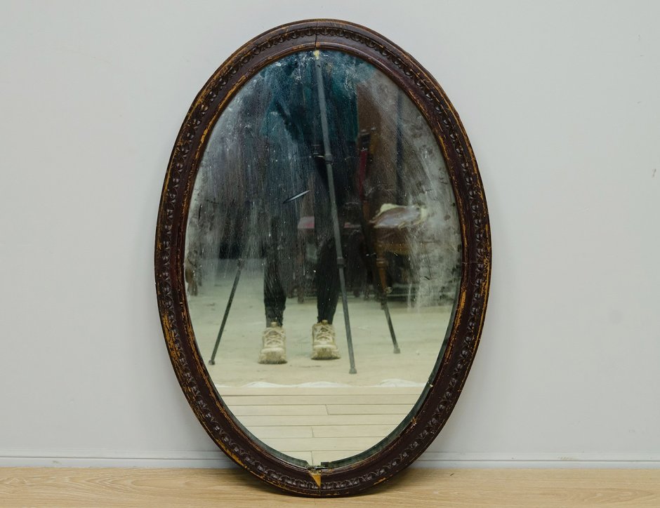Зеркало овальное в деревянной раме антикварное
