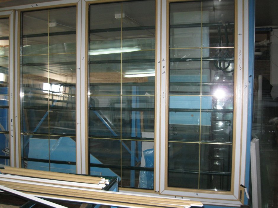Пластиковые окна с полосками на стекле
