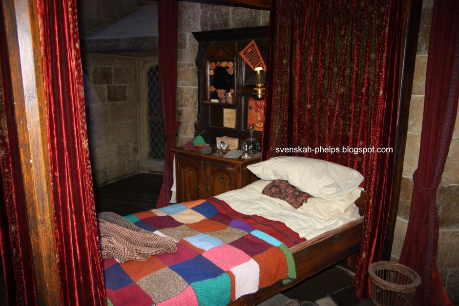 Спальня Гриффиндора кровать Гарри