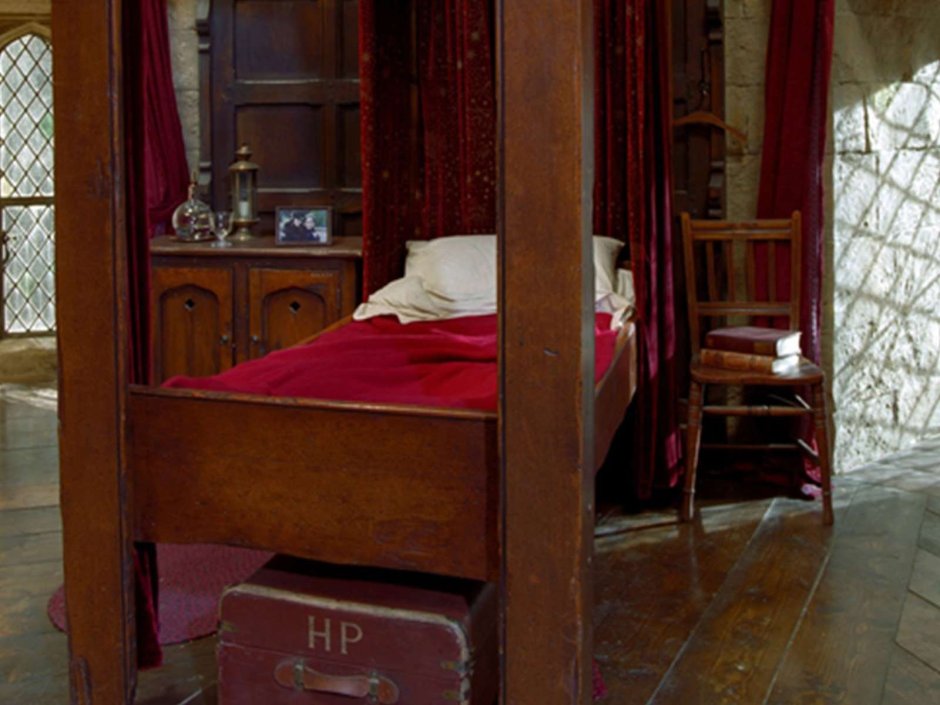 Спальня Гриффиндора кровать Гарри