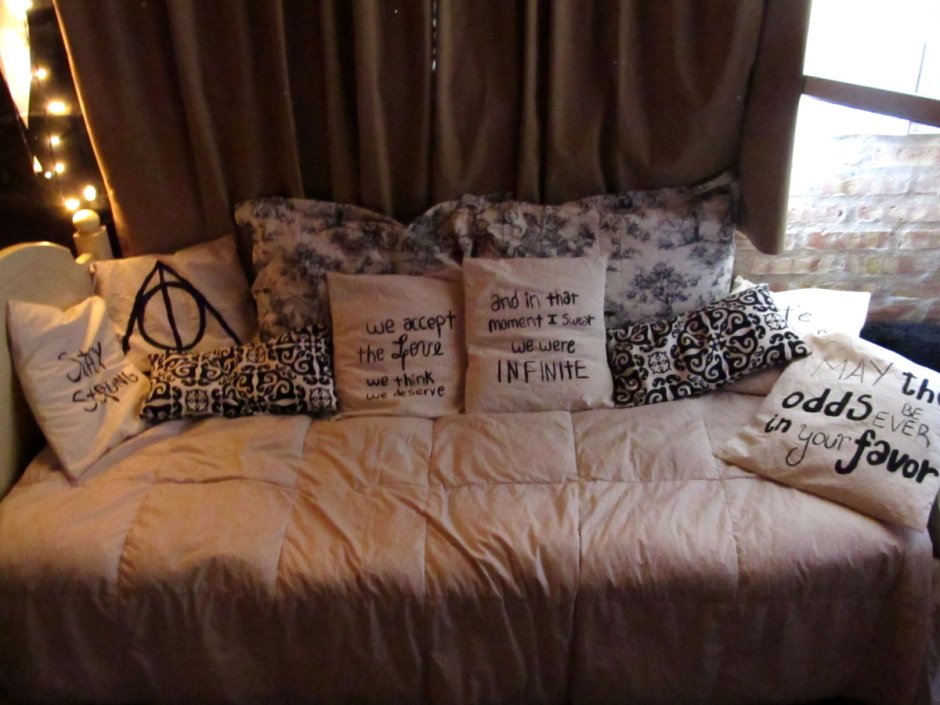 Уютная кровать с подушками Эстетика