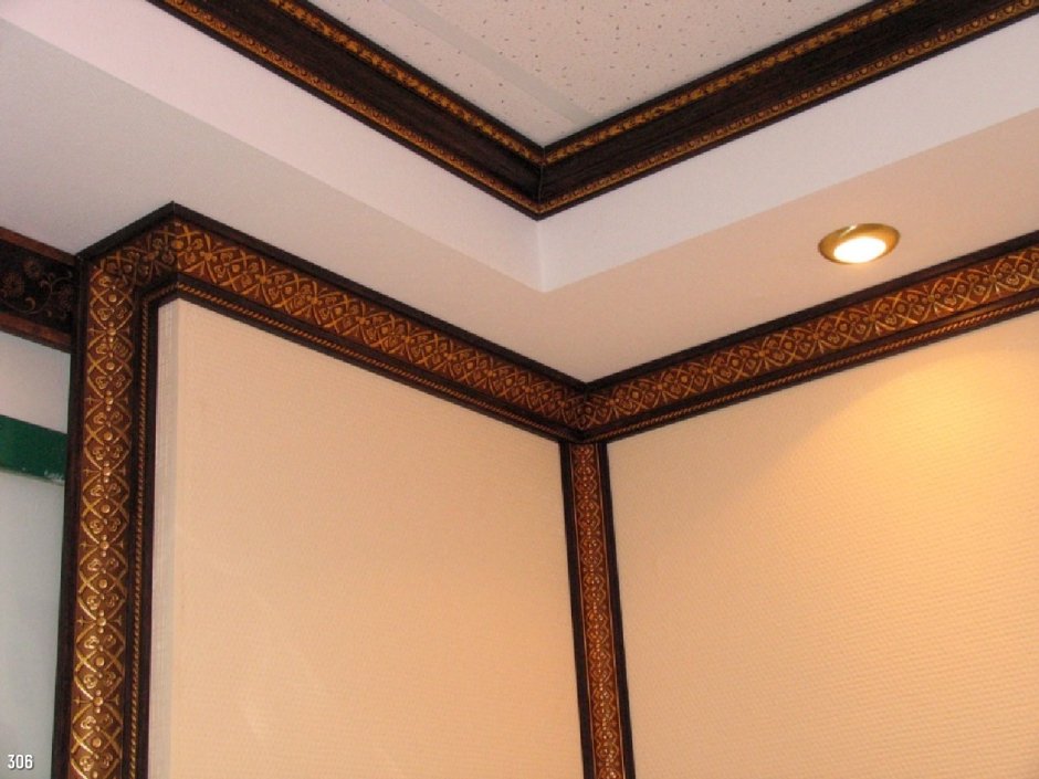 Декор стен багетами