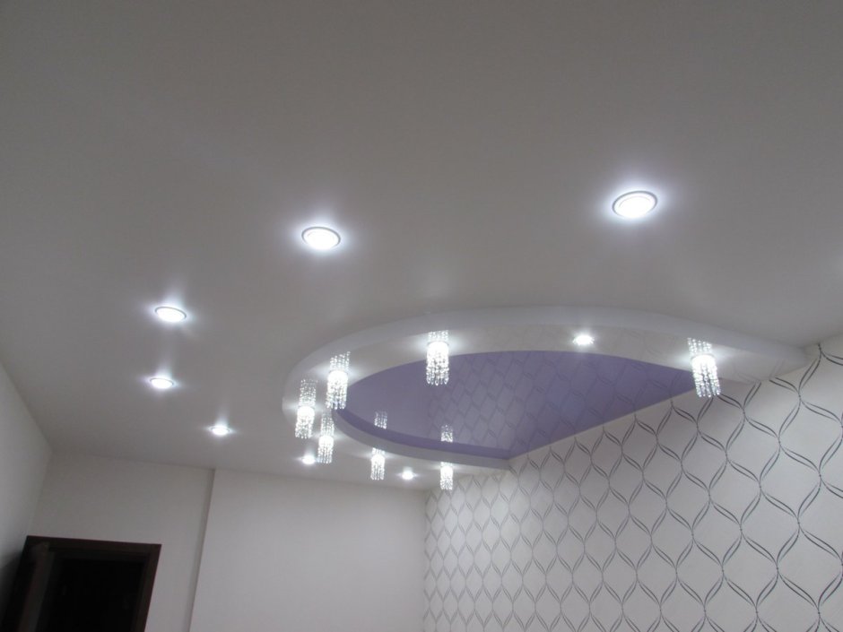 Натяжной потолок в спальне с точечными светильниками