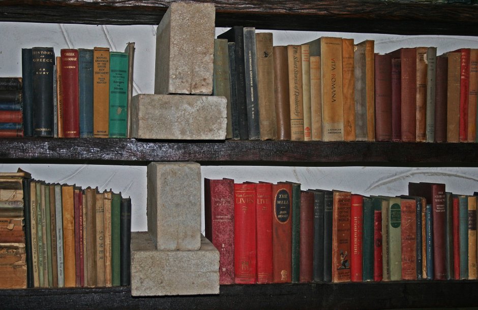 Старая книжная полка