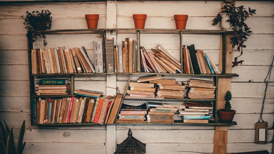 Старая книжная полка