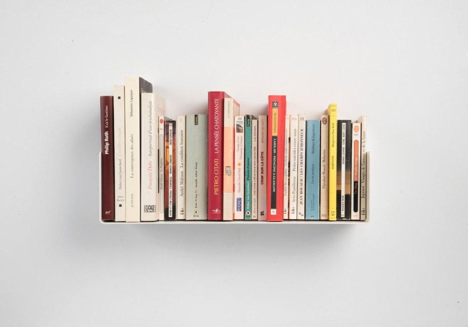 Стопка книг на полке