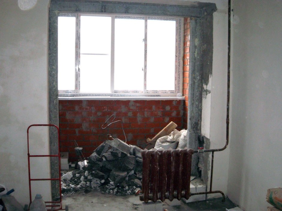 Демонтаж подоконного блока в панельном доме