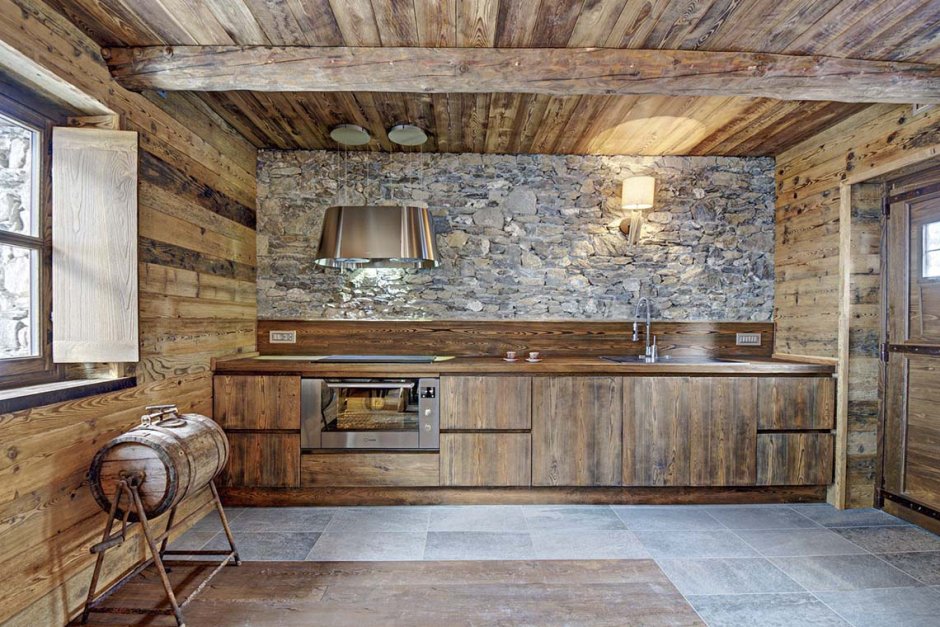 Необычные кухни в деревянном доме