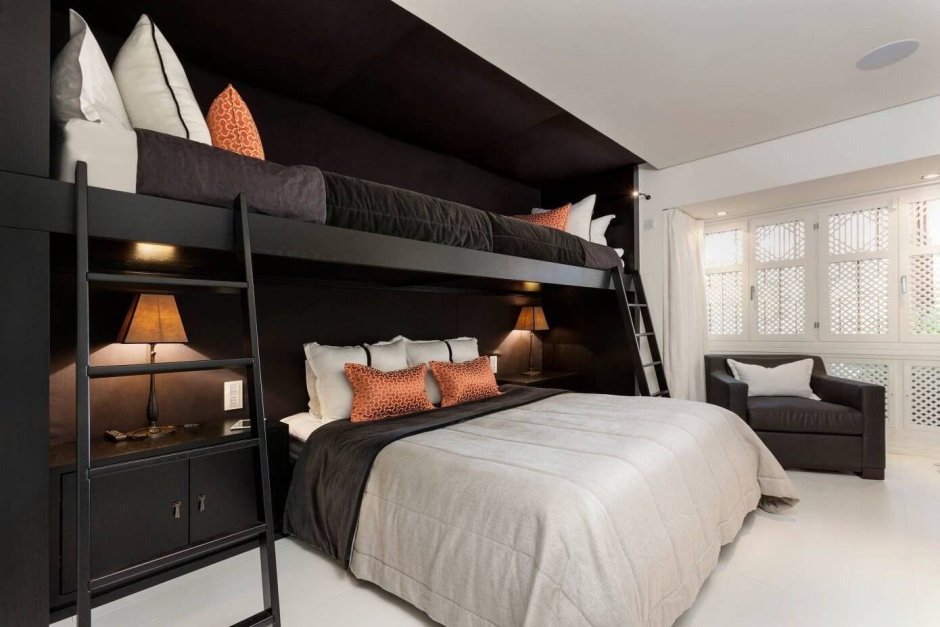 Небольшая комната с двуспальной кроватью