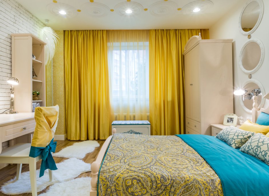 Спальня с желтыми шторами и покрывалом